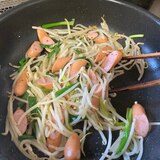 うちのおかず　もやしとネギのウインナー炒め